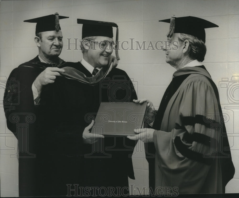 1977 Mayor Moon Landrieu at University of New Orleans Commencement - Historic Images