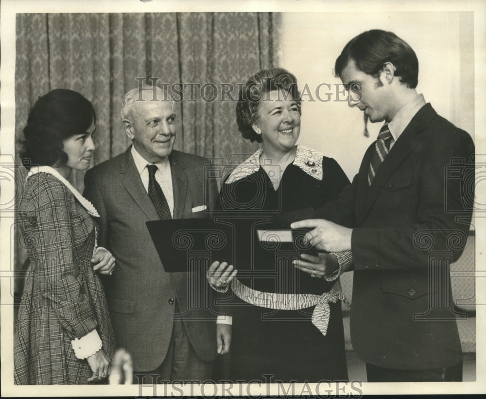 1972 Betty Falgout &amp; others campaigning to eradicate uterine cancer. - Historic Images