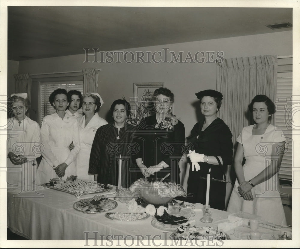 1956 Press Photo Mrs. Willie Falk and nurses - nob02487 - Historic Images