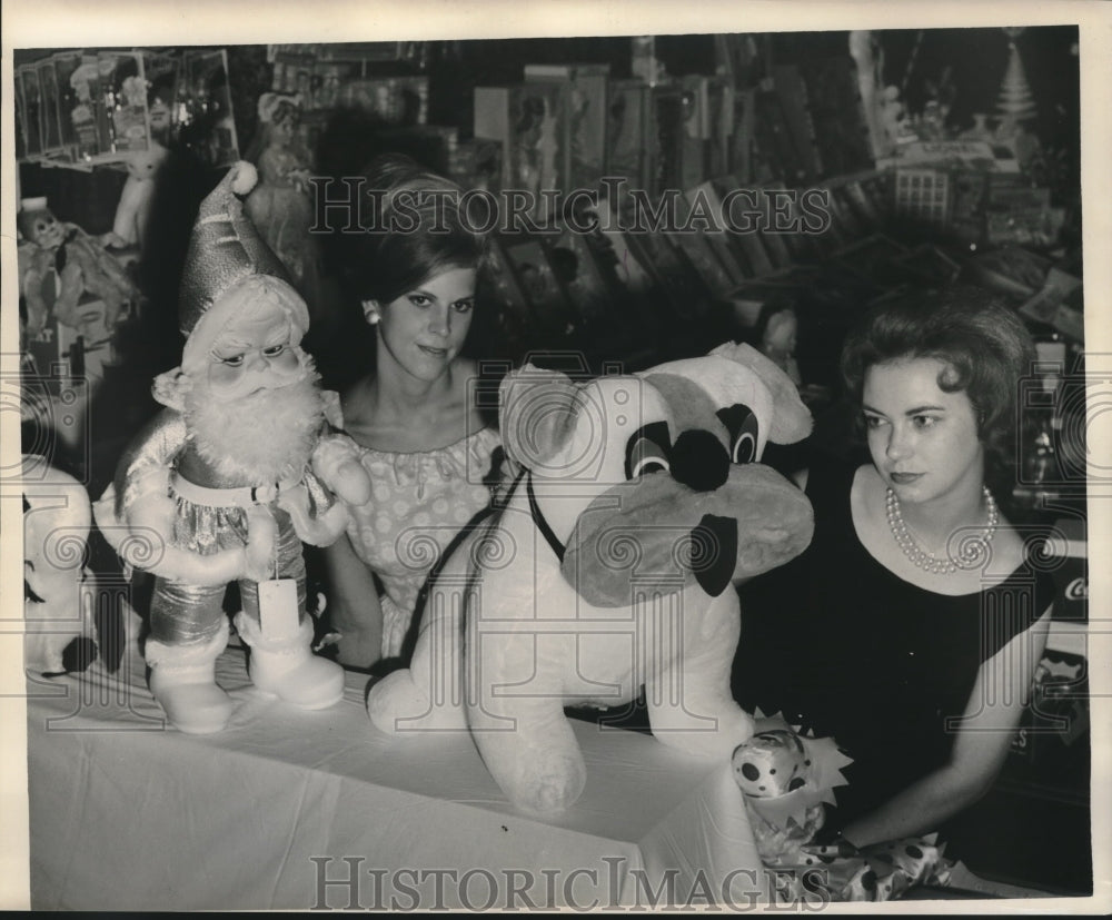 1962 Press Photo Models look at toys at the Buyer&#39; Market Municipal Auditorium - Historic Images