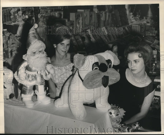 1962 Press Photo Models look at toys at the Buyer' Market Municipal Auditorium - Historic Images