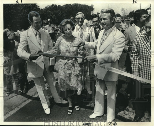 1975 Press Photo Governor Edwin Edwards & others at ribbon cutting ceremony. - Historic Images