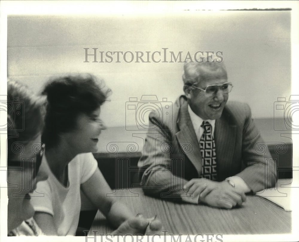 1978 Press Photo Mayor Moon Landrieu teaching class at Loyola - nob02660 - Historic Images