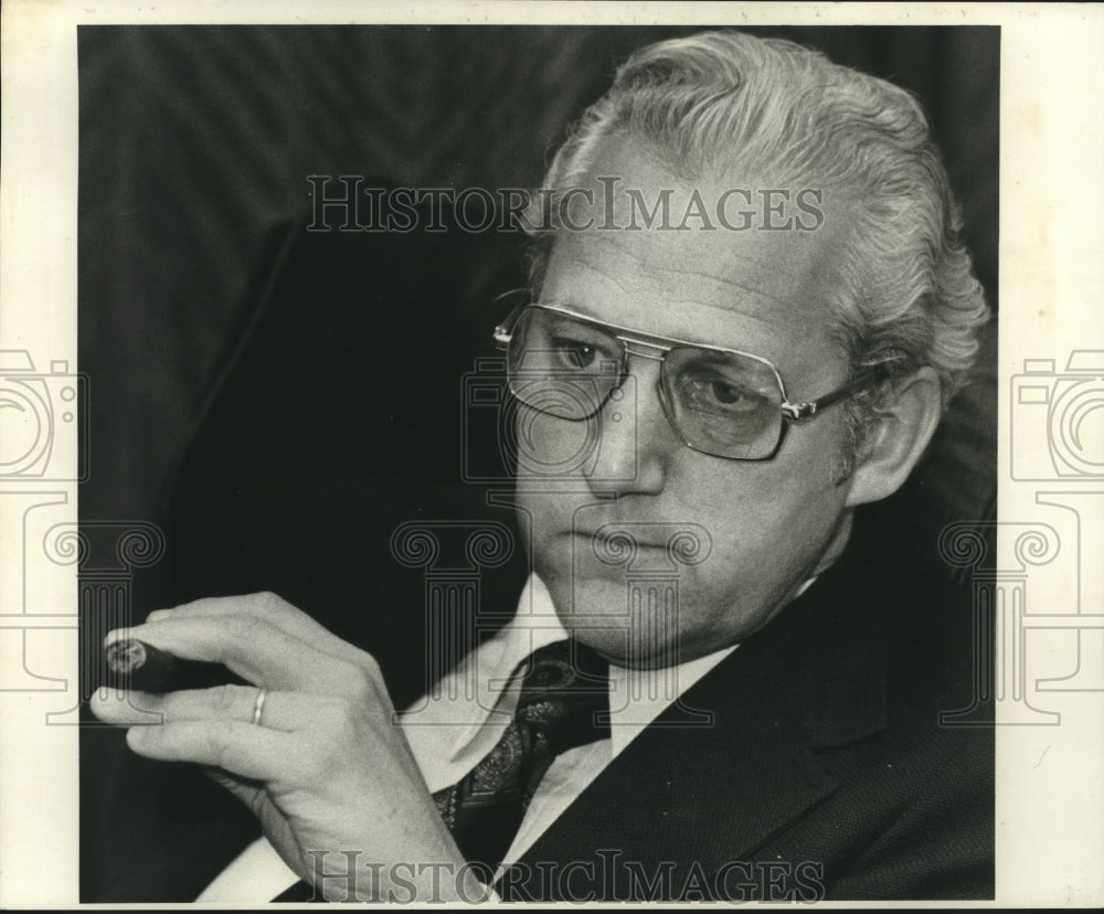 1978 Press Photo Former New Orleans Mayor Moon Landrieu hold cigar. - nob02666 - Historic Images
