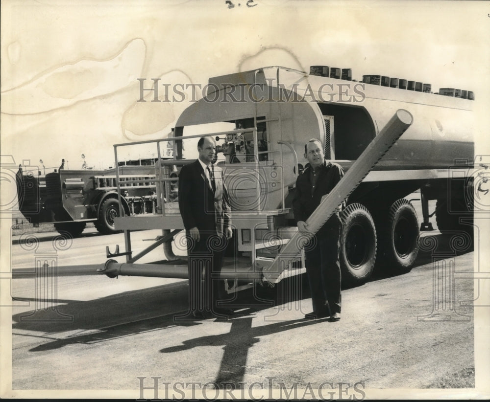 1968 Press Photo Paul Stolig, Jack Scariano of New Orleans International Airport - Historic Images