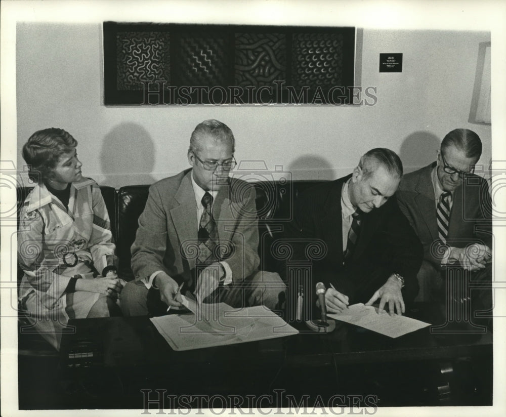 1977 Press Photo Press Conference at Mayor&#39;s outer office in City Hall. - Historic Images