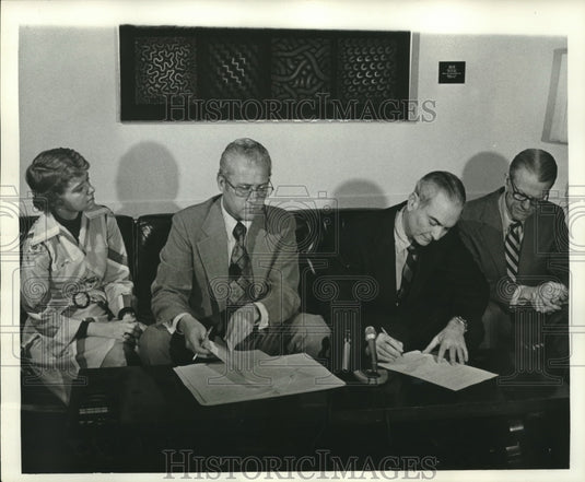 1977 Press Photo Press Conference at Mayor's outer office in City Hall. - Historic Images
