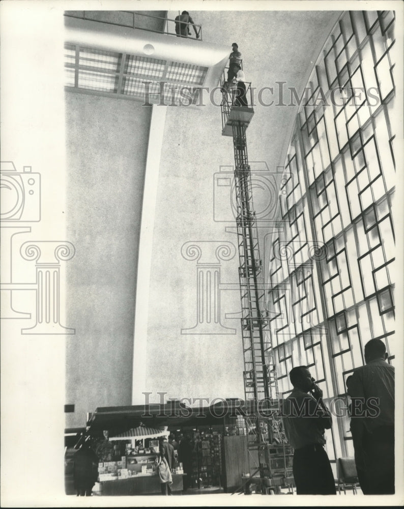 1961 Main lobby of Moisant Airport, now New Orleans International. - Historic Images