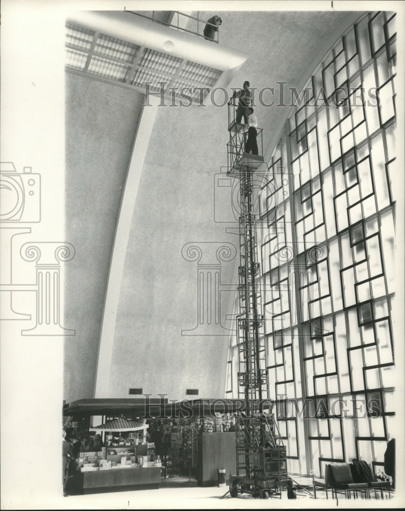 1961 Press Photo Cox, Sylvia, and Smith with the scoping maintenance tower. - Historic Images