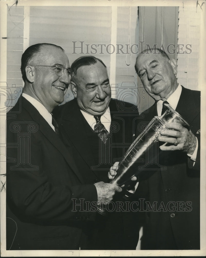 1952 Press Photo Crawford H. Ellis receives the Thomas F. Cunningham award-Historic Images