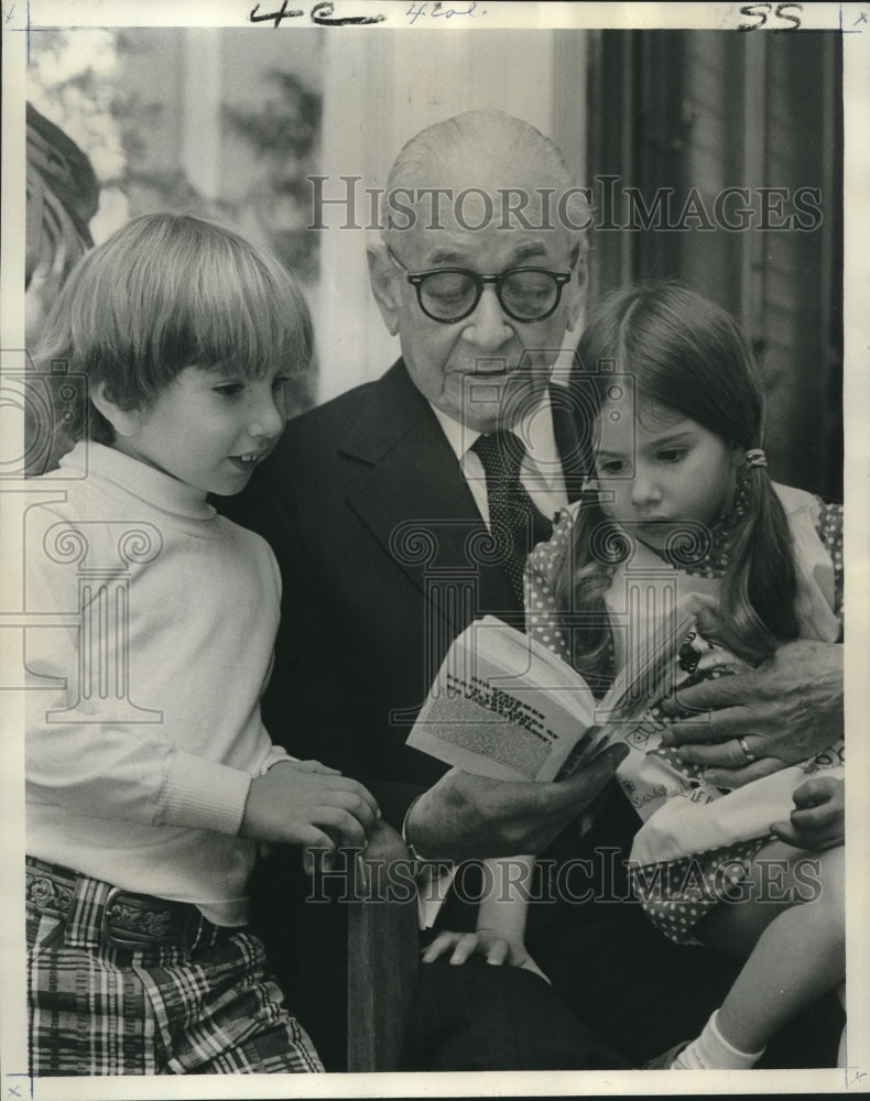 1973 Rabbi Julian B. Feibelman reading a book to his grandchildren - Historic Images