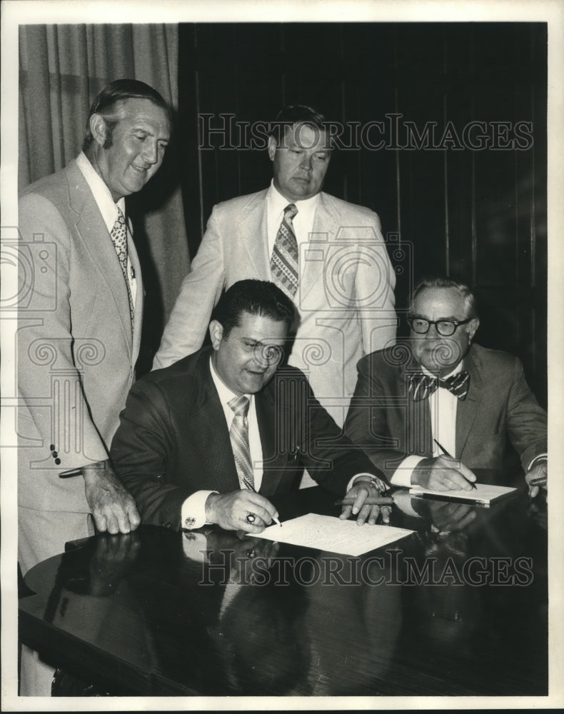 1973 Press Photo Doctor George Farber, Doctor James W. Burks with Others - Historic Images