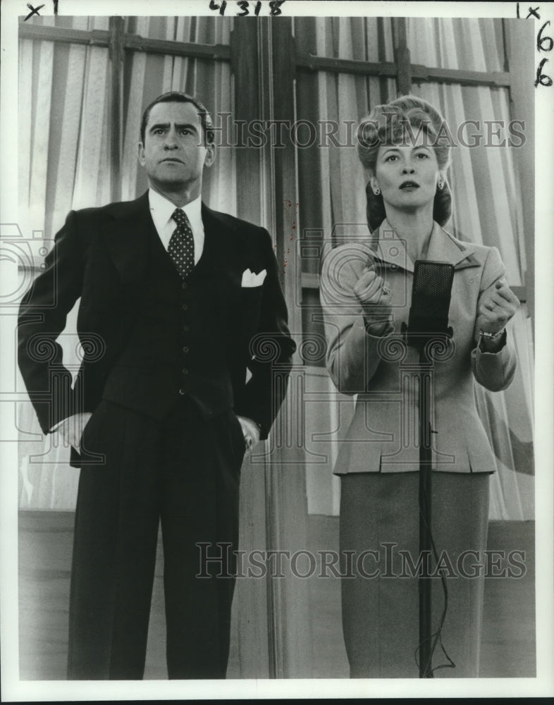 1981 Press Photo James Farentino and Faye Dunaway in Radio Performance - Historic Images