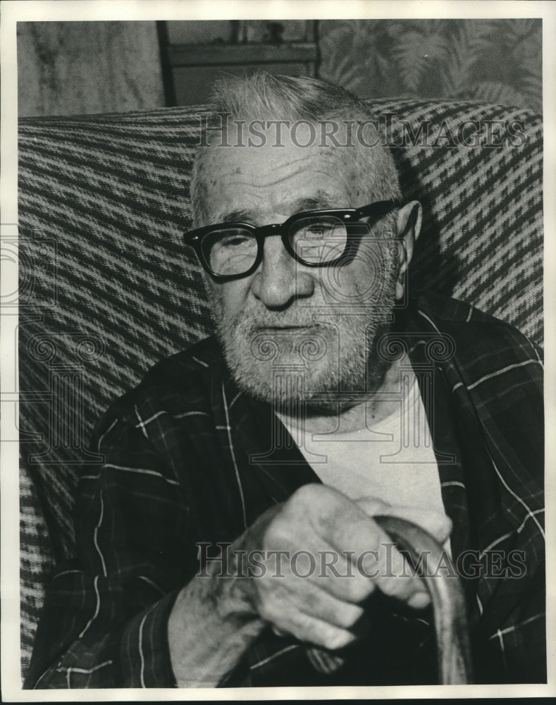 1974 Press Photo Grizzled older man sitting in a chair with his cane - nob03124 - Historic Images