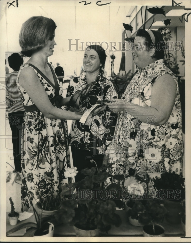 1972 Press Photo Mrs. Phil Leydecker, Mrs. Joseph B. Favaloro, Others at Meeting - Historic Images