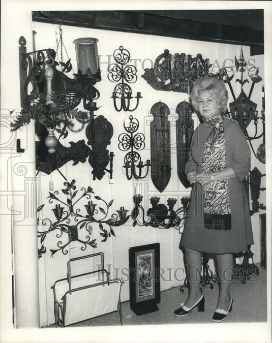 1971 Press Photo Mrs. Frieda S. Favaloro at Favalora's House of Accents- Historic Images