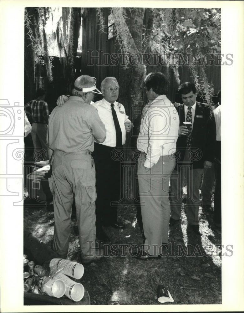 1991 Press Photo Edwin Edwards talks with supporters at a campaign stop - Historic Images