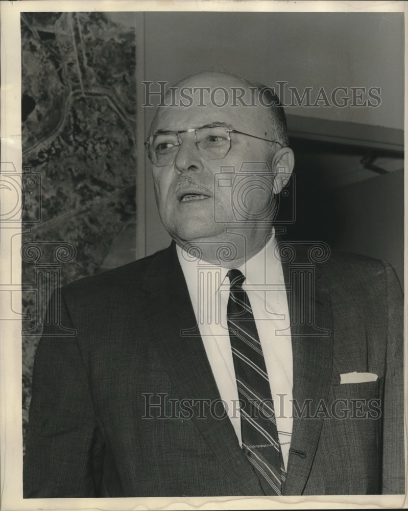 1961 Press Photo Chairman Robert W. Elsasser at a meeting to study city finances - Historic Images