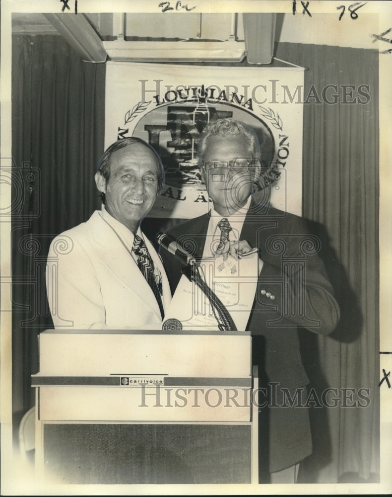 1975 Press Photo Mayor Tassin gives the key to Westwego to Mayor Landrieu. - Historic Images