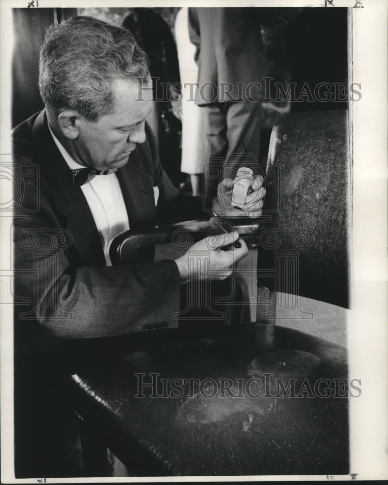 1960 Press Photo Agent dusts for fingerprints on Chair - nob03342-Historic Images