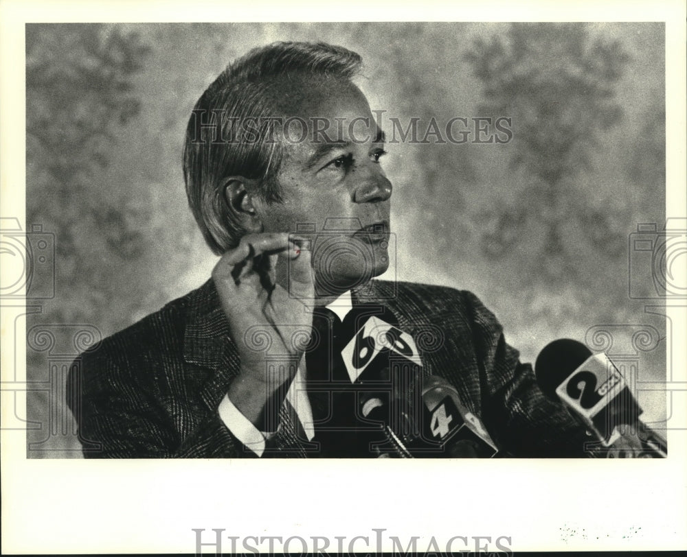 1985 Press Photo Edwin Edwards speaking to reporters - nob03391-Historic Images