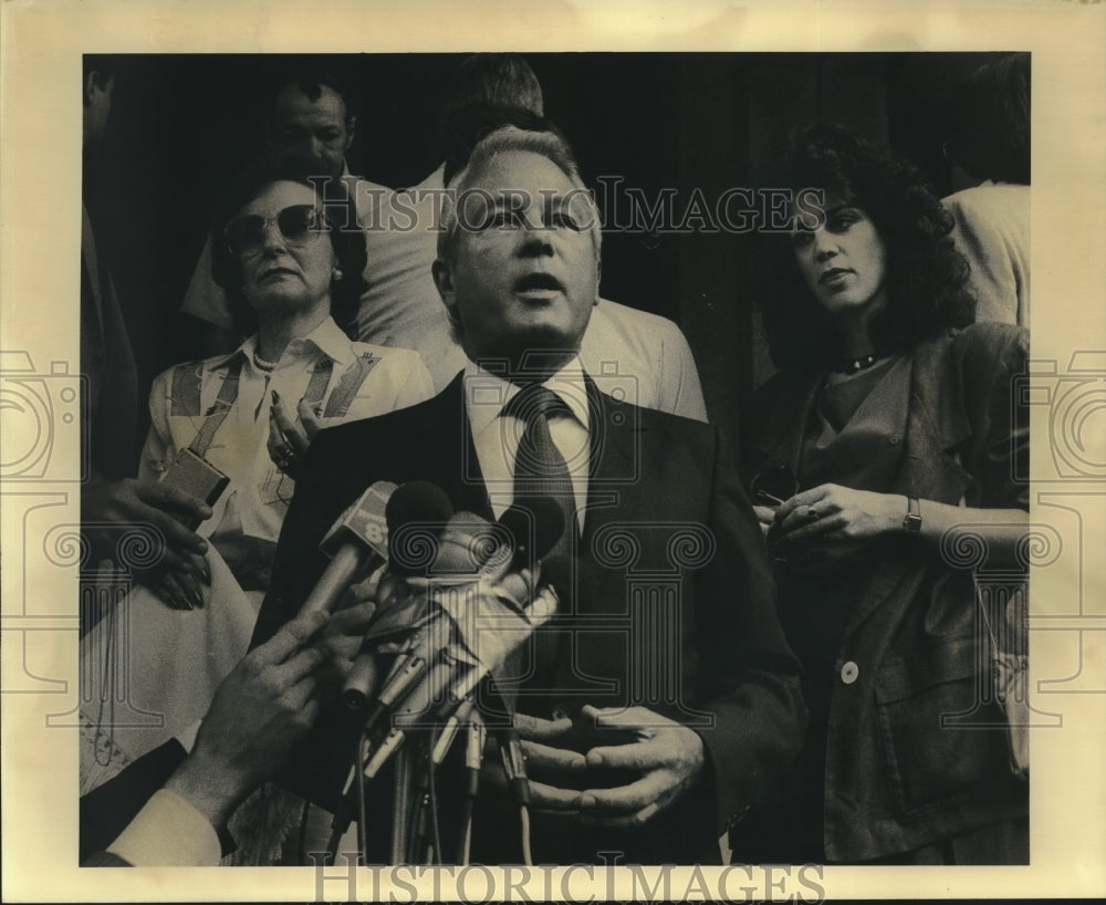 1985 Press Photo Edwin Edwards answering reporters&#39; questions - nob03394-Historic Images