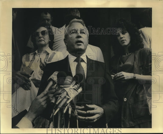 1985 Press Photo Edwin Edwards answering reporters' questions - nob03394-Historic Images