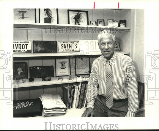 1989 Press Photo United Way volunteer, C. Allen Favrot, poses in his office - Historic Images
