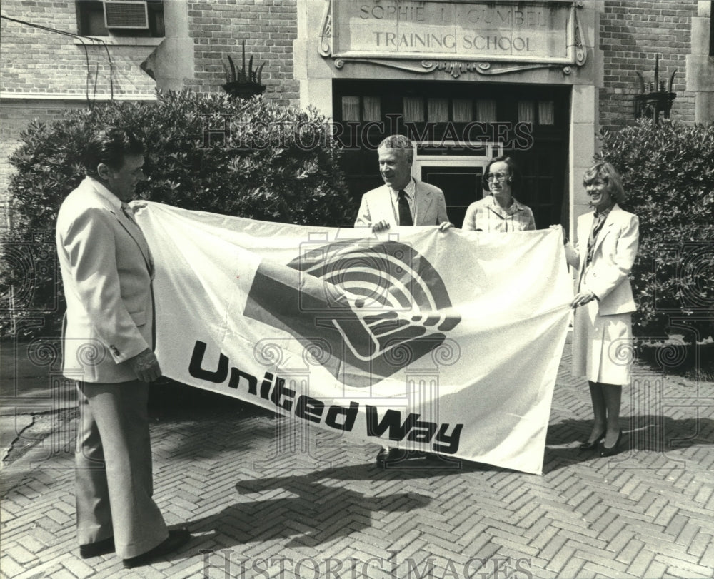 1981 Press Photo United Way volunteers unfurl banner for annual fund drive - Historic Images