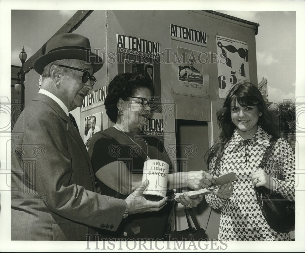 1972 Rabbi Feibelman hands out cancer prevention info. to passerby - Historic Images