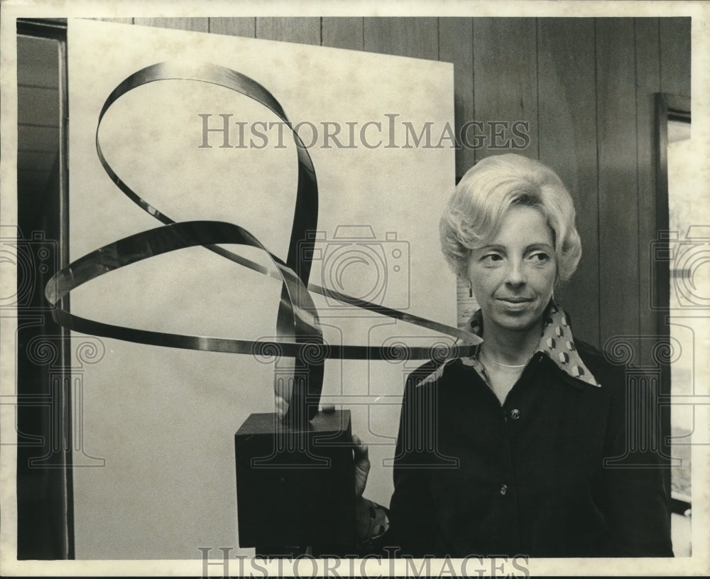 1973 Mrs. D. Blair Favrot poses next to a sculpture - Historic Images