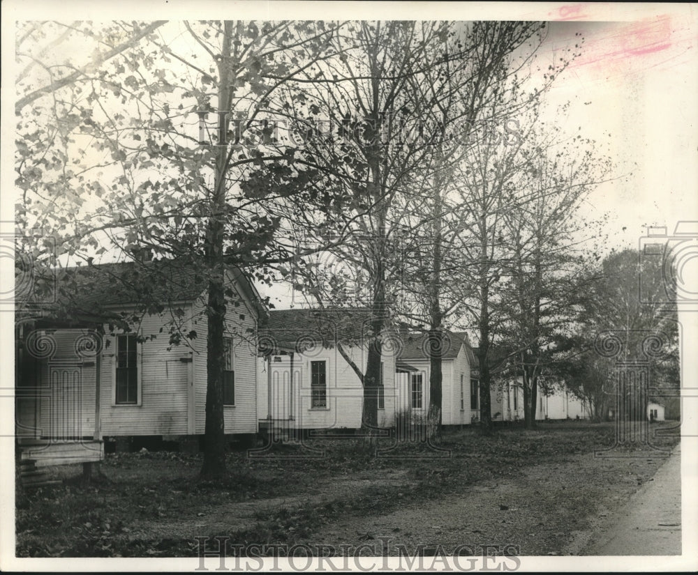 1965 Press Photo 600 street, all the houses on this street are empty but one - Historic Images