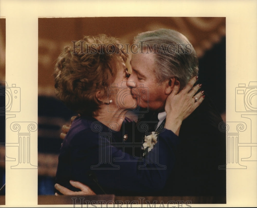1995 Press Photo Governor Edwin Edwards kisses wife - nob03658 - Historic Images