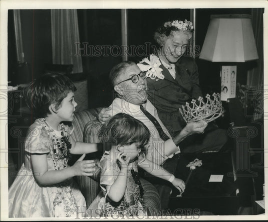 1964 Press Photo Clifford Favrot Holds Crown with Family - nob03683-Historic Images