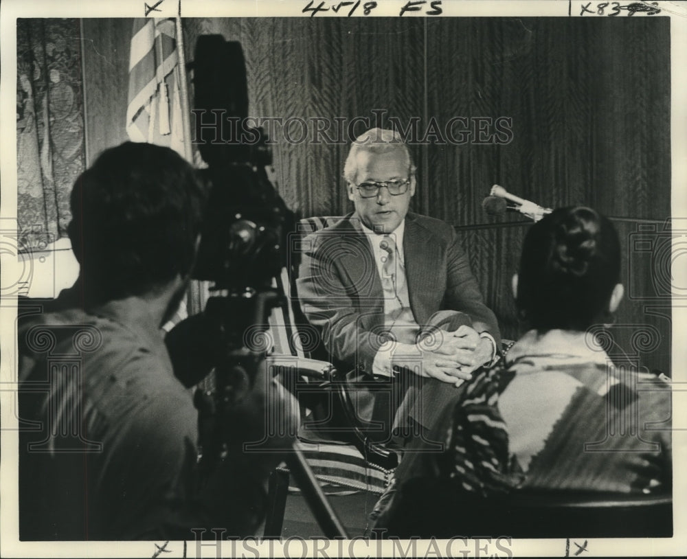 1975 Press Photo Mayor Moon Landrieu of New Orleans News Interview - nob03766- Historic Images