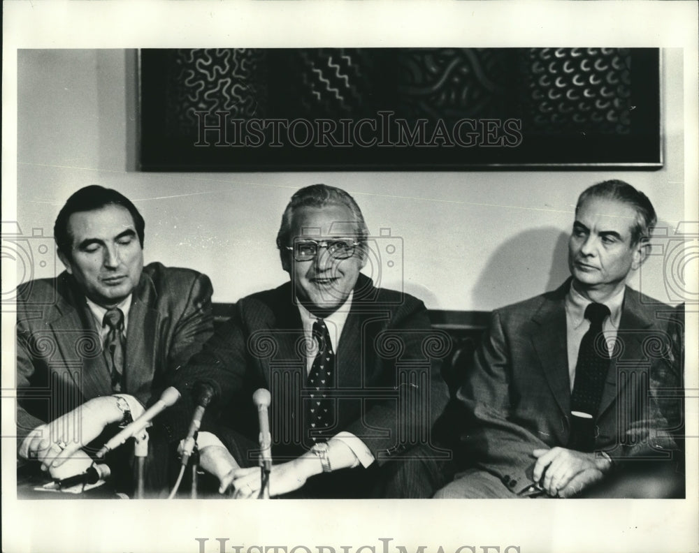 1975 Press Photo Mayor Moon Landrieu speaks as others listern. - nob03800 - Historic Images