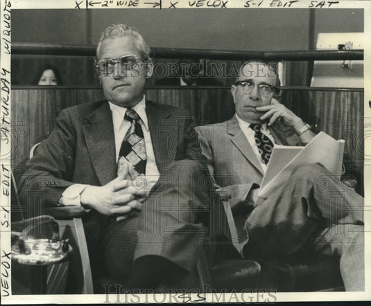1975 Press Photo New Orleans Mayor Moon Landrieu listens to a speaker. - Historic Images