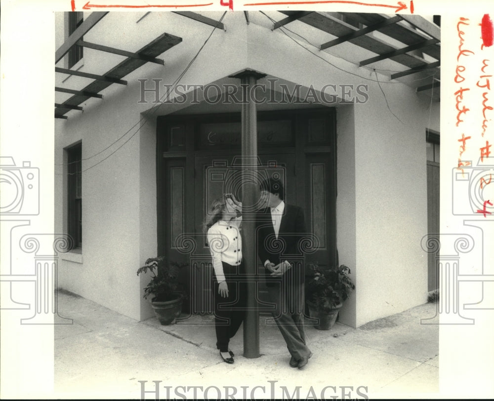 1984 Press Photo Tucker and Esther Carpenter outside Esther&#39;s Restaurant. - Historic Images