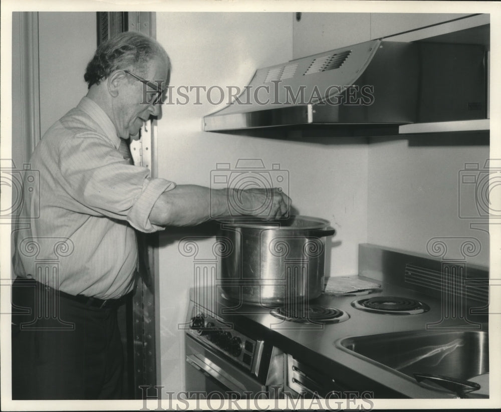 1971 Press Photo Allen J. Ellender in his kitchen cooking - nob03903-Historic Images