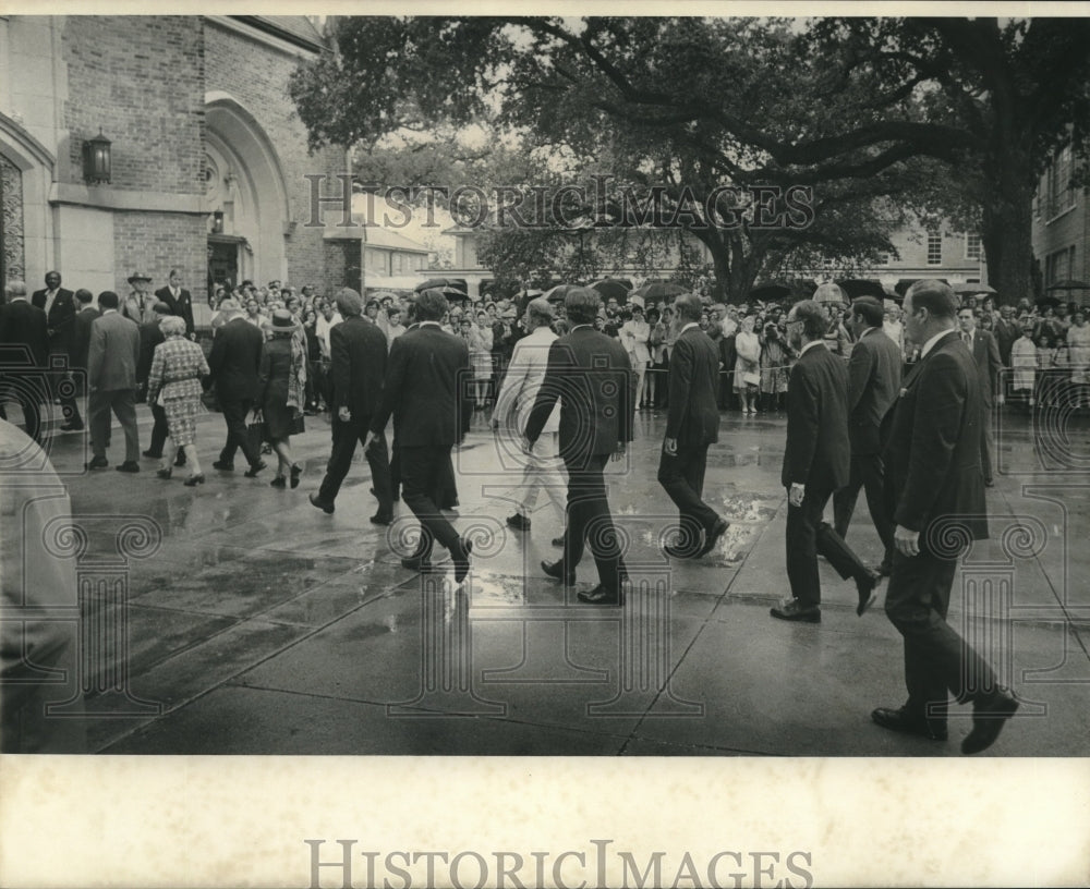 1972 Press Photo Crowd files into church - nob03930-Historic Images