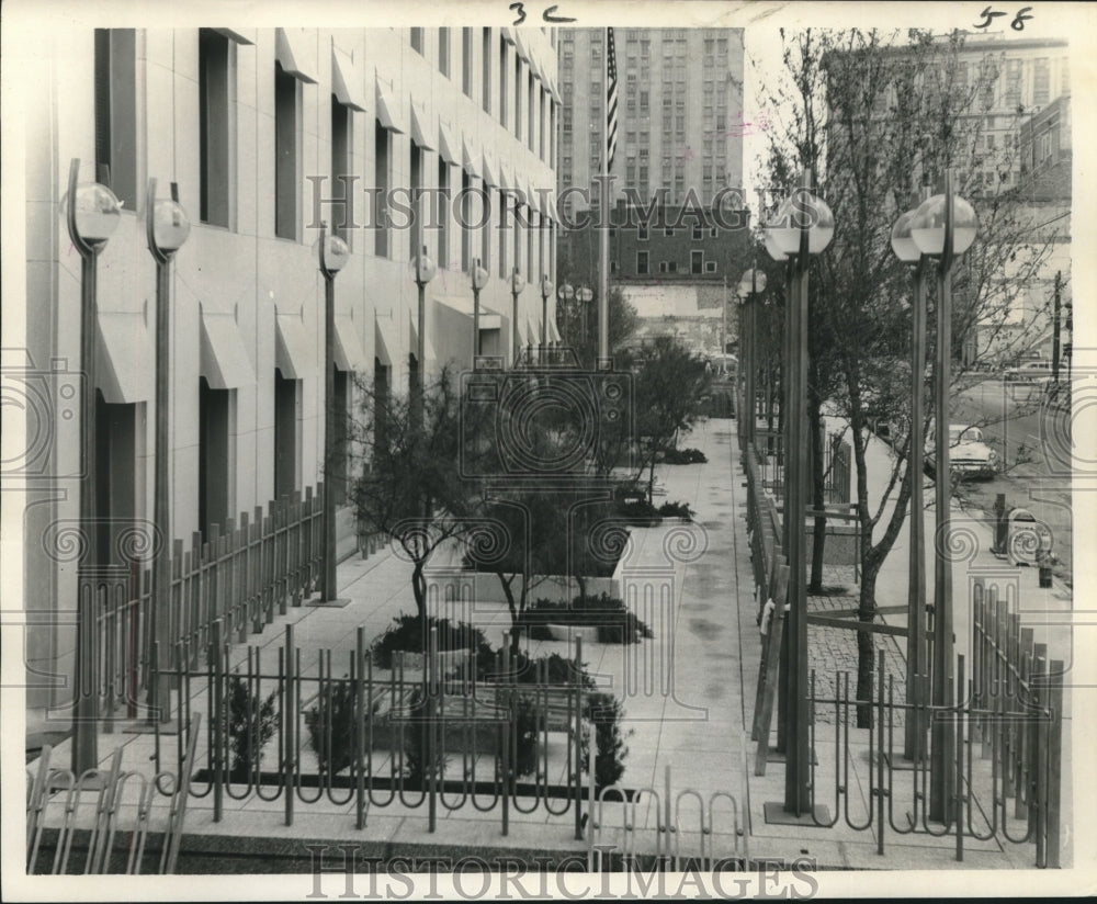 1966 Press Photo Landscaped plaza of the $4 million Federal Reserve Building - Historic Images