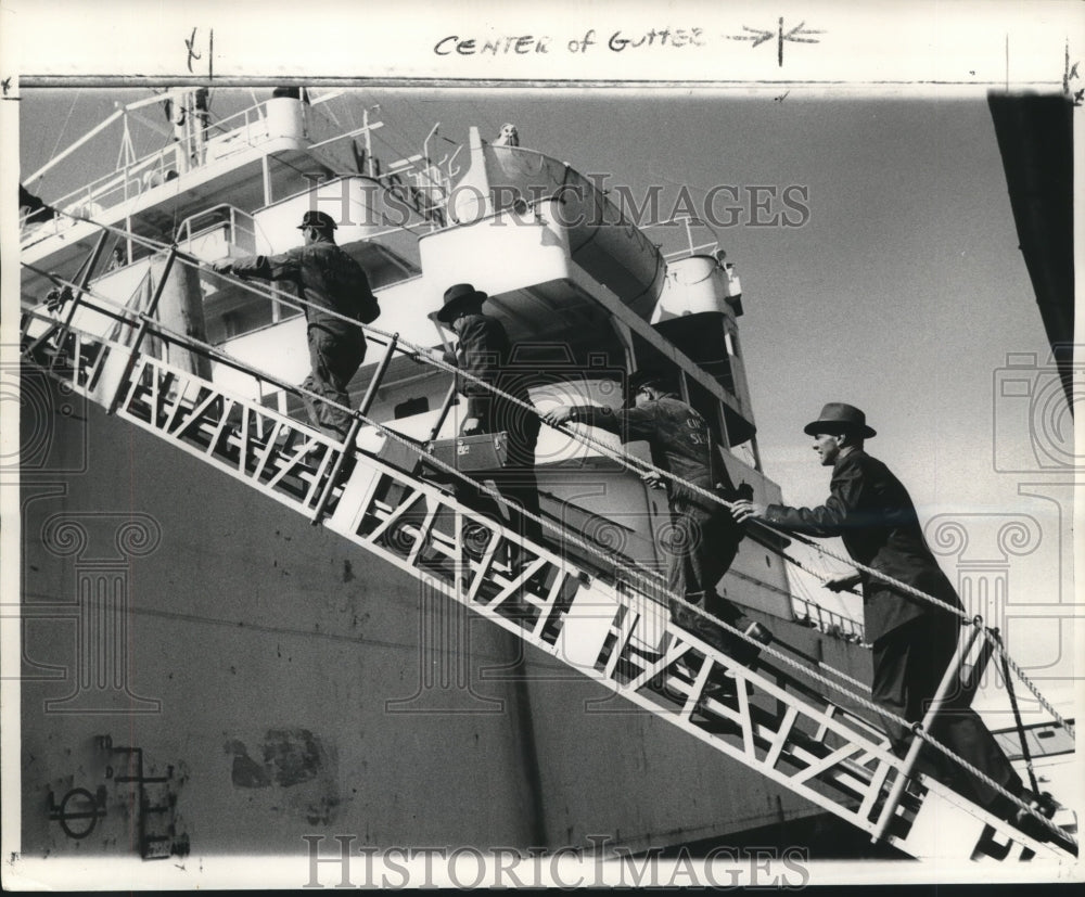 1960 Press Photo FBI agents board cruise ship. - nob04093 - Historic Images