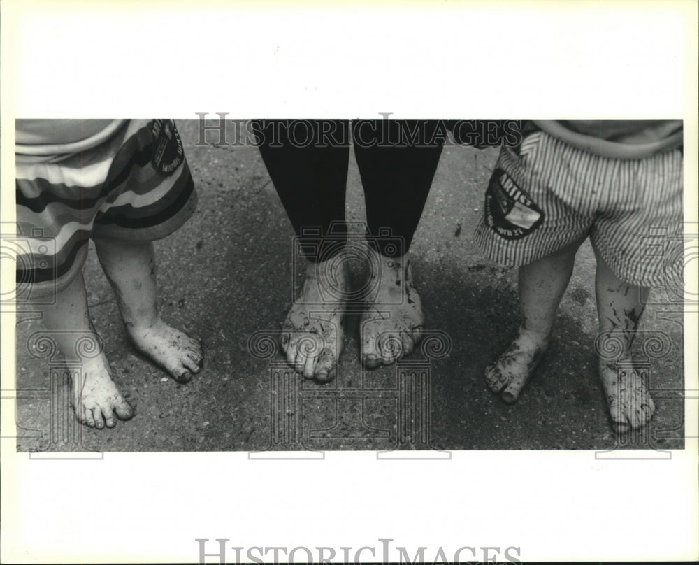 1991 Press Photo These muddy feet are consequences of so much rain. - Historic Images