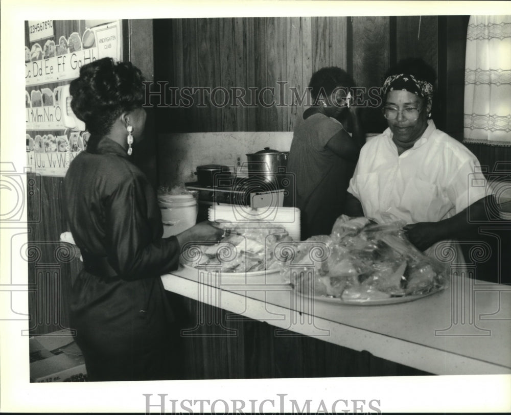 1991 Press Photo Workers at Feed the Hungry Program at St. Marks&#39;s Baptist. - Historic Images