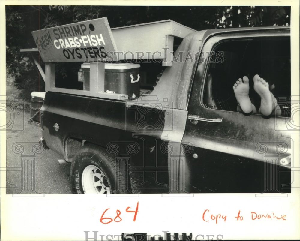 1988 Press Photo Nikki Brou of Polk&#39;s Louie&#39;s Seafood kicks up her feet - Historic Images