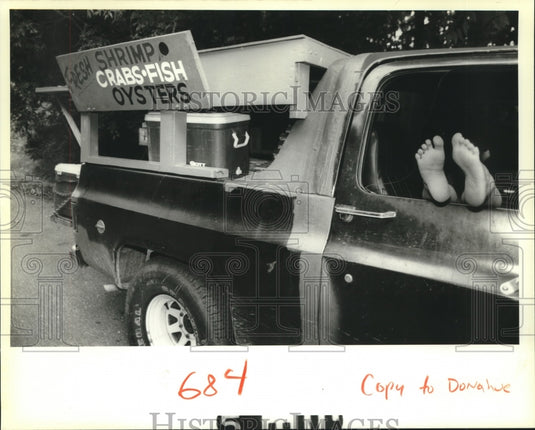 1988 Press Photo Nikki Brou of Polk's Louie's Seafood kicks up her feet - Historic Images