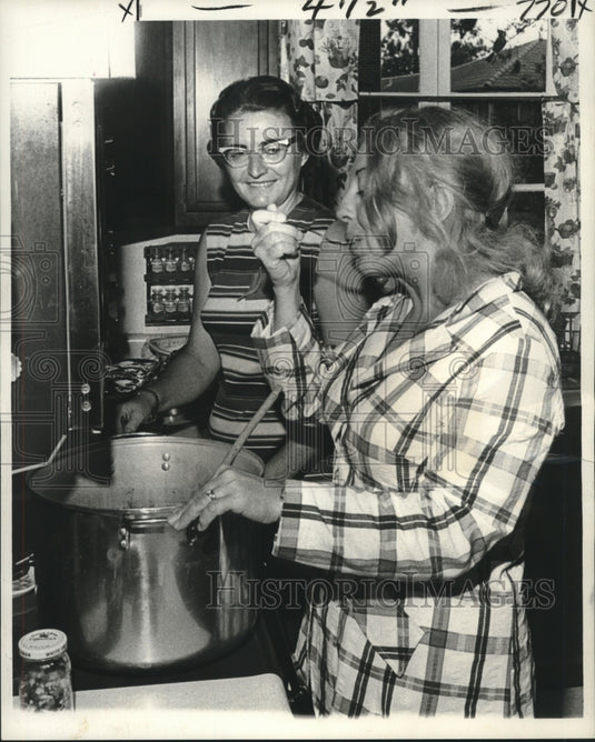 1972 Press Photo Mrs. Paddison tastes her Jambalaya while Mrs. Eggen looks on - Historic Images
