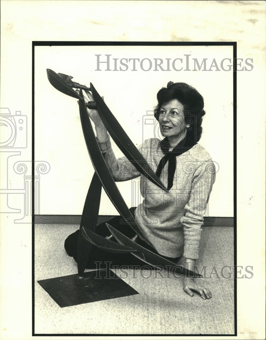 1982 Press Photo Sculptor Lin Emery with one of her works - nob04197 - Historic Images