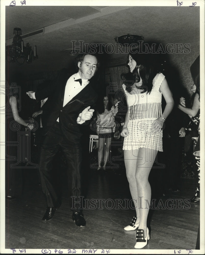 1970 Fegen dances with beauty at Beverly Wilshire Hotel party. - Historic Images