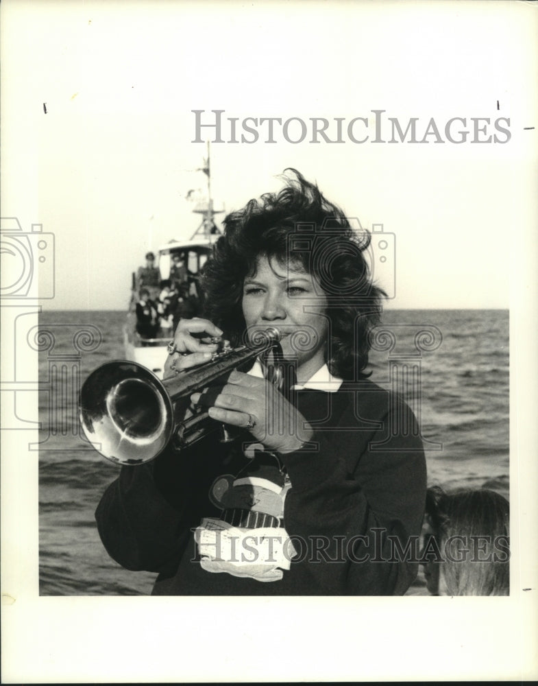 1989 Press Photo Beverly Faust plays at Battle of New Orleans wreath throwing - Historic Images